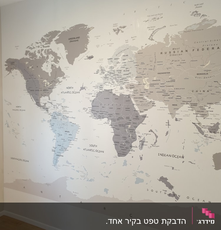 מפת עולם גדולה על קיר בצבעים ניטרליים